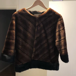 Pälsjacka - En väldigt fin och skön fest jacka från Sfera som jag säljer då den inte längre kommer till användning och bara ligger i garderoben✨. Använd 2 gånger och köpt för 599kr men säljer för 450 kr