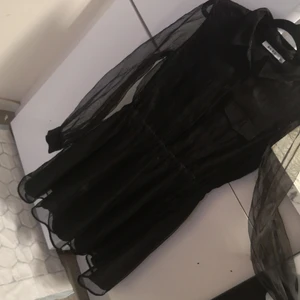 37/36/S - ÄR INTE ANVÄNT En svärt klänning som är aldrig använt den är helt nyyy kom privat om du vill ha mer bilder på den eller snacka om priset ☺️🤍