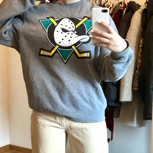 Anaheim ducks crewneck - Köpt något år sedan men de finns inga skador och den är som ny :) Jag är 165cm lång och den sitter som en M på mig 💓 pris kan diskuteras vid snabbt köp! 