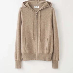 Softgoat - Säljer denna jättefina och trendiga Softgot tröjan. Köpte den i butik i somras, nu kommer den inte längre till användning och därav säljer jag den💖 Tröjan är mycket sparsamt använd och har inga defekter, strl S men passar en XS