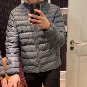 Polo Ralph Lauren Jacka - Köpt i somras och använt enstaka gånger. Är i nyskick. Kan gå ner lite i pris vid snabb affär! 