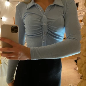 Blå fin kofta 💙 - Så fin blå ”kofta” eller vad man vill kalla det 💙 passar bra till både fest och vardag!! Storlek S men den är väldigt stretchig så passar de flesta 😙😙