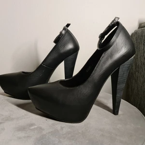 Pumps Tiamo 37 - Endast provade inomhus. 14 cm klack och 4 cm plattå.