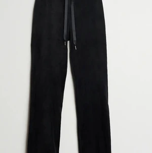 Gina byxor - Jag säljer dem här skit snygga Ginatricot byxorna, dem är i bra skick och har inga fläckar. Jag säljer dem för jag gillar inte hur dem sitter på mig samt för att jag tycker dem är för stora på mig nu. Om fler vill ha byxorna så blir det BUD❣️⚡️Köparen står för frakten⚡️ 