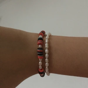 armband - säljer dessa armband med lerpärlor och sötvattenspärlor 🤍 justerbart ❤️‍🔥 alla armband på bilden säljs, kontakta vid intresse!