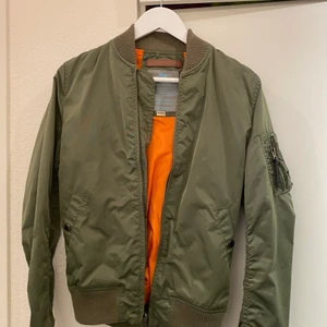 Militärgrön Bomberjacka  - Supercool grön bomberjacka!! Använder ej längre tyvärr 🥺