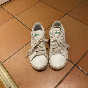 Grön vita addisas skor - Grön vita addidas skor. Stolek 34. Använda ganska många gånger men de är inte slitna, lite smutsig men innan vi skickar dem så ska vi tvätta de igen. Frakt 12 kr