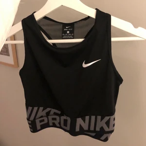 Nike - Jättesnygg topp från Nike! Har tyvärr blivit för liten, är i väldigt bra skick! Nypris kostade träningstoppen runt 300kr, säljer för 130💕 Köparen står för frakt 📦 