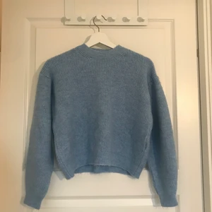 Stickad tröja strl S - Stickad tröja i strl S. Boxig/oversize i modellen. Mycket bra skick, nästintill oanvänd. Super skönt material. 