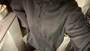 Svart hoodie från hm  - Denna hoodien är i bra skick även fast den använts rätt mycket. Väldigt skön och är i storlek M men passar även dem som brukar ha S i hoodies. 