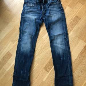 Replay Jeans modell Jennon låg midja säljes i snyggt slitet begagnat skick👖 stl W30 L32. Jag är 170 cm lång och passar mig bra men används för lite och behöver ny ägare. Köparen betalar ev frakt.