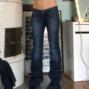 Lågmidjade jeans - Säljer mina lågmidjade bootcut jeans som är köpte second hand i somras. Dom kommer inte till användning längre💕 dom är slitna längst ner tyvärr. Fråga om fler bilder eller mått!