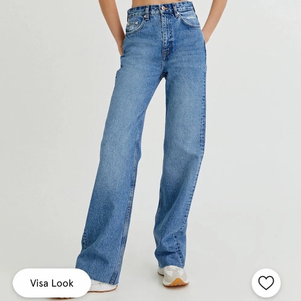  Behöver tyvärr sälja mina favo jeans då de inte passar längre🤍 Har klippstup dme så att de ska passa mig som är 162 cm🤍 Är i stolek 34🤍. Jeans & Byxor.