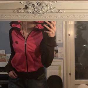 en rosa ziplock hoodie med bruna ärmar och huva. Den har två fickor på framsidan. Den är ganska kort, den sitter bra på mig och jag har i vanliga fall S/M. Den är i fint skick och har inga defekter vad jag vet. 💕💕