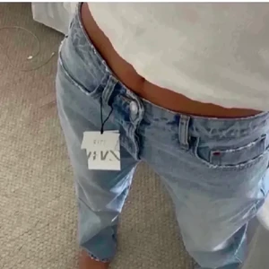 Zara straight jeans storlek 40 - Säljer dessa jättefina zara Jeansen. Mycket bra skick på jeansen, säljer tyvärr dom pga för liten storlek, de skulle passa någon som har storlek 38.💕lånade bilder💕💕