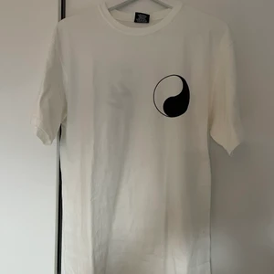 OUR LEGACY STUSSY TEE - Knappt använd. Size M.