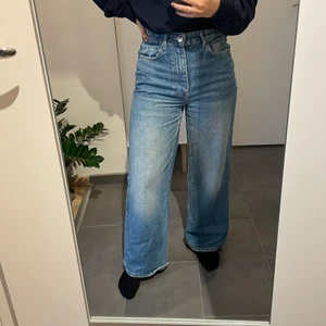 Ginatricot Idun petite jeans wide - Jeans från Ginatricot i storlek 36. Använda men i fint skick. Säljer pga använder inte längre. Jag är 163 och är perfekta i längden till mig. 