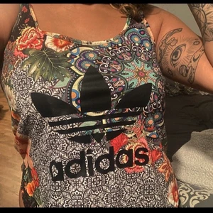 Adidas linne - Nyskick adidas linne, storlek S. Jättefint men används aldrig!! Så hoppas någon annan får användning för det. Kan postas men köparen betalar frakt ♥️ kan mötas i Stockholm 