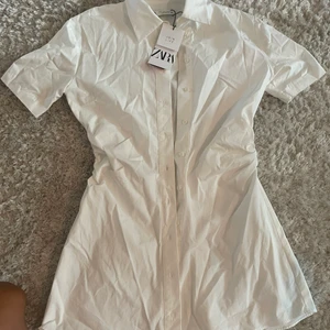 Skjortklänning zara  - Vit oanvänd skjortklänning från zara. Strl s 