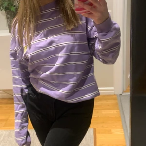 Randig tröja  - Lila vit randig sweatshirt ifrån junkyard i storlek XS💜