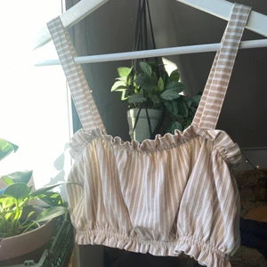 Randig topp  - Söt sommartopp som passar de flesta då den är super stretchig. Helt oanvända och inte alls genomskinlig som man kan tro