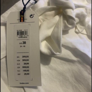 Vida vita byxor (NYA) - Vita byxor från Lindex. Storlek 38. Helt nya med prislappen kvar. Nypris 399kr Mitt pris 150kr