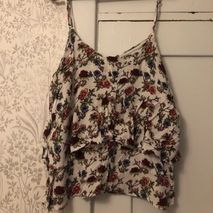 Gullig vårtopp  - Härligaste vår/sommartorppen med blommor och snyggt snörnings detalj i ryggen 