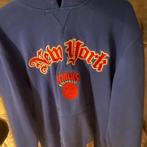 Knicks New York Hoodie - Köpt på Junkyard för 850kr, använd fåtal gånger och säljer för 500kr. Jag kan gå ner i pris eftersom snörena till luvan har försvunnit. 