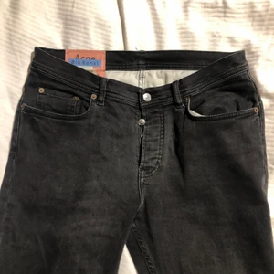 Acne Jeans low waist  - Säljer ett par svart/gråa Acne Jeans (herrmodel) i storlek 30/30. Sitter snyggt på tjejer också då dem blir lite mer baggy och lågmidjade!!