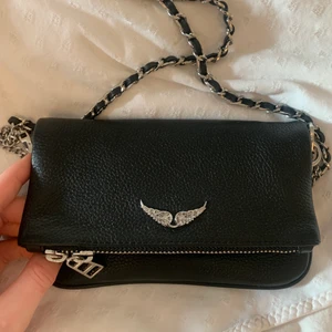 Zadig voltaire väska  - INTRESSEKOL funderar på att sälja min zadig voltaire väska i storleken nano jag vill se vad man skulle kunna få för den 🥰 som man ser på bilderna är den knappt använd och ser helt ny ut DEN köptes för 2100 på Zadigs hemsida dustbag medföljer KÖP direkt för 1500