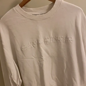 Sweatshirt Carin Wester - Fin och enkel sweatshirt från Carin Wester väl använd men fortfarande i väldigt bra skick, har en defekt på höger ärmmudd.