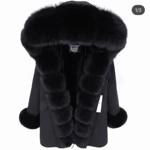 Päls jacka  - Nypris 3500kr, svart pälsjacka i storlek M, passar någon som har storlek S och vill ha en lite lösare jacka eller någon med storlek M och vill ha lite mer åtsittande jacka. bilderna är tagna från andra (alltså inte jag själv på bilden) 📸 säljer pga jag aldrig använder den och de va ett impuls köp 😅, frakt ingår och för egna bilder är det bara att dma! 