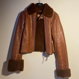 HM studio, pilefodrad bikerjacka i läder - Säljer min älskade favoritjacka ifrån HM Studios. Orginalpris, 2999:-, men börjar budgivningen på 500. Mycket fint skick, utan varesig skador eller slitningar. Perfekt under både vinter, höst och vår 💝 för fler bilder och svar, skriv privat så svarar jag inom kort! Frakt tillkommer! BUDA🥰