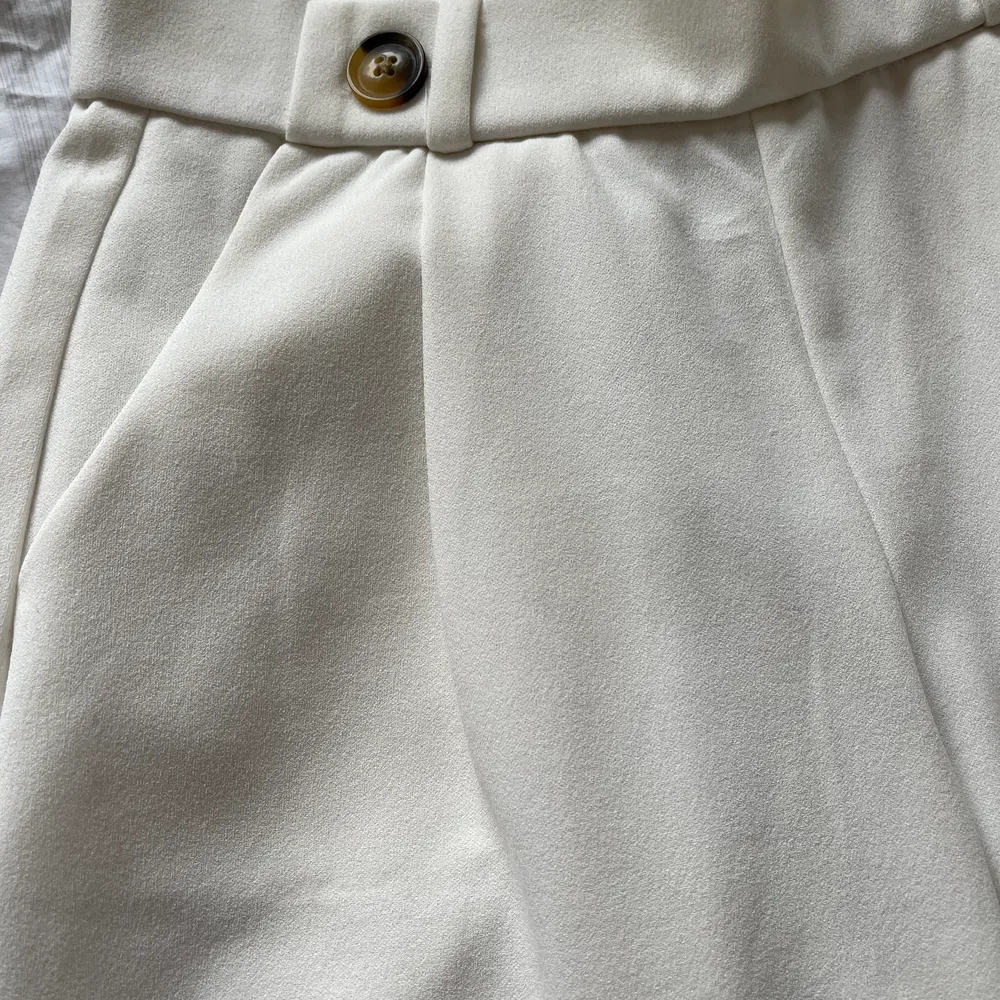 Ett par vita härliga byxor i kortare Model. Utsvängda. Vet ej var de är ifrån.. Jeans & Byxor.