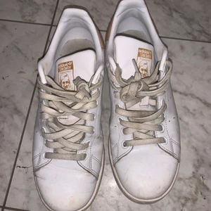 Vita stan Smith  - Säljer mina vita stan Smith då de är lite stora för mig. Använda ett fåtal gånger därav lite smutsiga men går att tvätta och i mycket bra skick i övrigt!