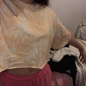 Magtröja från H&M, fin till sommaren. - Tie Dye tröja i vit och orange, ca 1 år gammal, bra skick, den har används 1 gång, köpte den för att jag tyckte den var fin men sedan så ångrade jag köpet, och kunde inte lämna tillbaka.