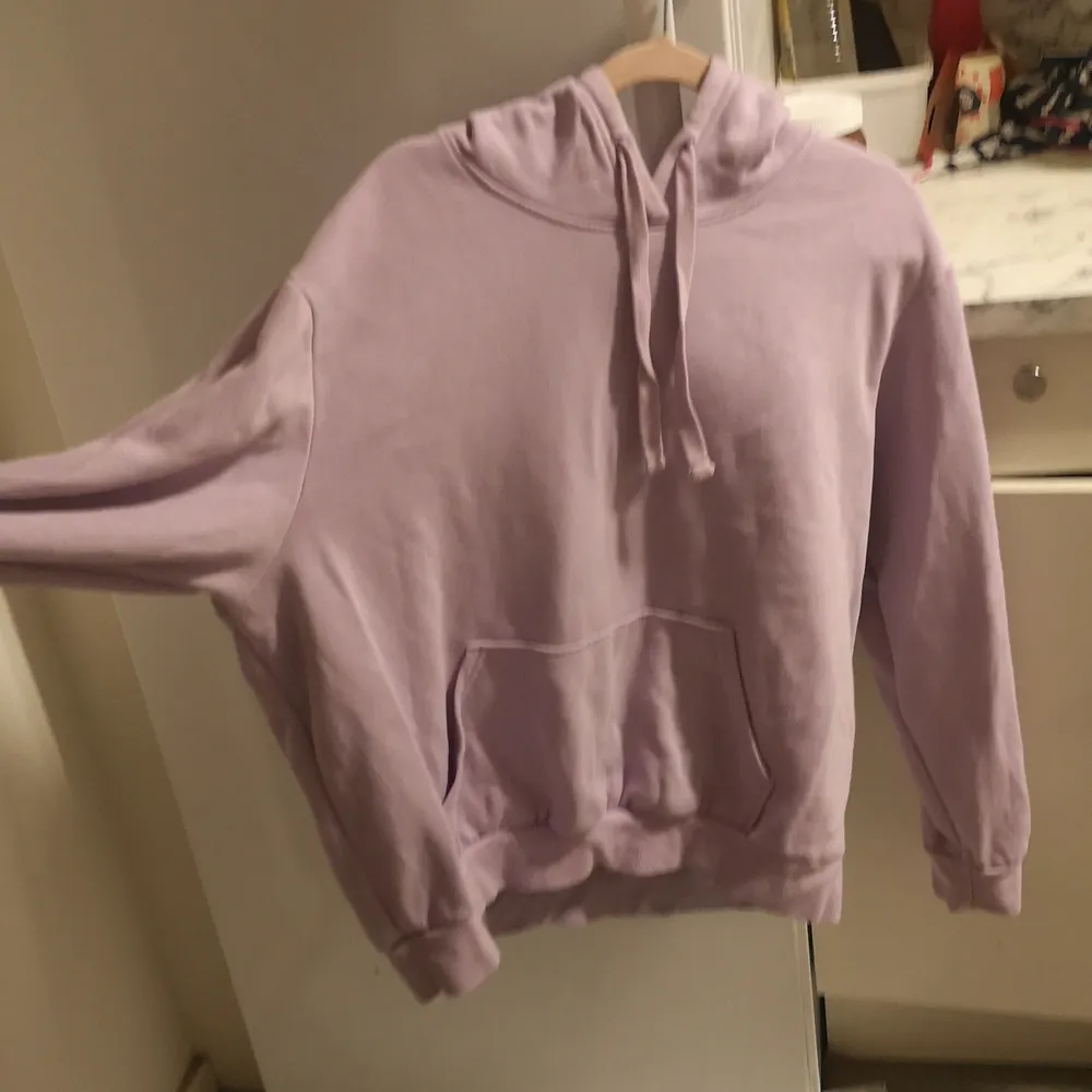 En lila varm vacker tröja som oversize stil den är inte använt helt ny den var i väskan det därför den så☺️man kan diskutera om priset . Hoodies.