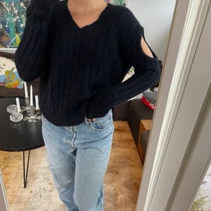 Blå tröja med detaljer på ärmarna  - Säljer min blå stickade tröja från Zara med hål på ärmarna. Skick: använd 2-3 gånger. Storlek: S. Jag är en 36/38 och är 167 cm🥰