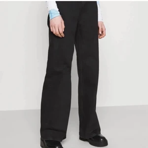 Säljer Ace jeans - Säljer nu mina svarta jeans från weekday i modellen Ace, bra skick men ytterst lite upprivet längst ner vid sömmen, syns knappt☺️storlek 25/30 (Small), öppen för pris diskussion men tänker runt 200kr🙌