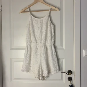 Jumpsuit - Jumpsuit i spets. Ej genomskinlig 