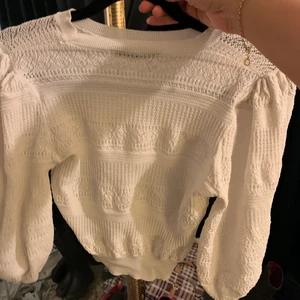 Vit blus - Ganska strechig blud med puffärmar och superfint mönster😍, bud på 70kr<3 