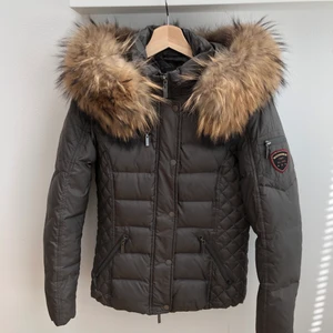 Rock and blue jacka - Fin vinterjacka från Rock and blue med päls! Använd en säsong men väldigt sparsamt. Inga defekter🥰 nypris är 3695kr. 