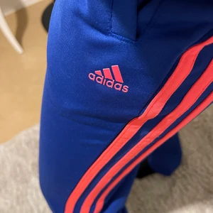 Adidas byxa i storlek xs. - Adidas (ej original) köpt utomlands i storlek xs. Jätte fin färg på byxan och annorlunda.