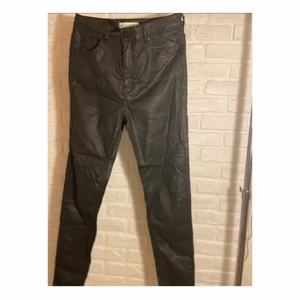 Skin byxor  - Svarta skinntorra mid waist 