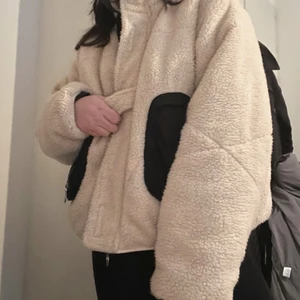 Teddyjacka från Collusion - En jättestor och jättemysig teddyjacka från Collusion. Sitter inget bra på mig längre tyvärr. Storlek 2XL. Riktigt varm och mysig på vintern. Fint skick. 