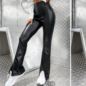 Skinnbyxor med slits - Svinsnygga "skinn"byxor i strl S med slits. Säljes då de tyvärr ej passar mig💕