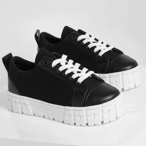 Svarta sneakers i storlek 37 - Jätte fina skor från Boohoo, aldrig använda då dom är förstora för mig. Nypris=396kr