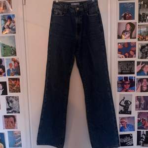 Säljer dessa LÅNGA blåa jeans från ZARA. Dom är i bra skick och i storlek 36. Går till golvet på mig som är 180 cm 💗 dom är i väldigt bra skick! Det är bara att höra av sig angående frågor eller fler bilder 💗 