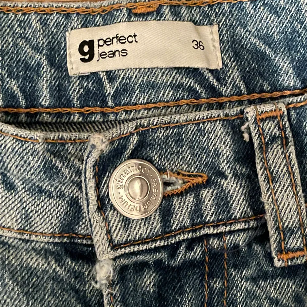 Högmidjade Håliga Mörkblå jeans ifrån Gina Tricot i stl 36. Köpta för ungefär ett halvår sedan men knappt använda. Mycket bra skick med en bra passform. Köpta för 499 kr säljs för 100 kr. . Jeans & Byxor.