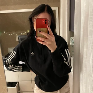 Adidas tröja  - Zip tröja från adidas, superfin men kommer inte till användning! Storlek 38 men mer som 36. Jag är ca 170 cm lång :)